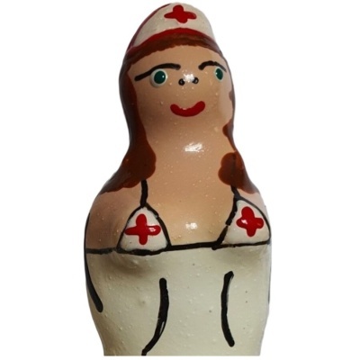 Figura decorativa em cerâmica de enfermeira com símbolos vermelhos em vestido branco