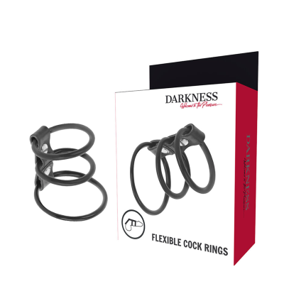 Anel triplo flexível preto para uso íntimo junto à embalagem com texto DARKNESS Welcome to the Pleasure e FLEXIBLE COCK RINGS