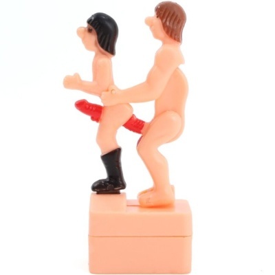 Figura plástica duas pessoas em pose íntima com base retangular cor de pele
