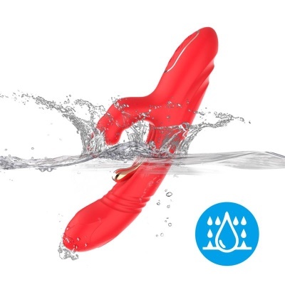 Vibrador vermelho em silicone com textura e detalhes dourados na água