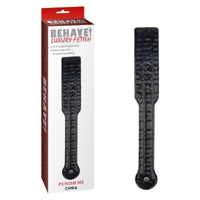 Spanking paddle preto com textura croco e embalagem com texto BEHAVE! LUXURY FETISH