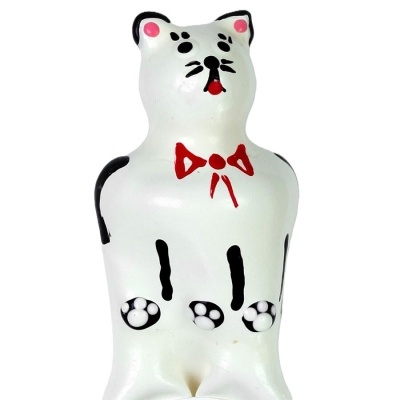 Figura decorativa de gato pintada em branco, preto e vermelho