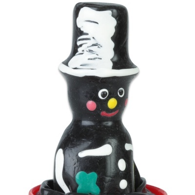 Figura decorativa soldado preto com chapéu alto branco e preto e detalhes coloridos