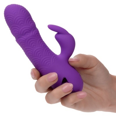 Vibrador roxo em silicone com padrão de ondas e estímulo extra em forma de orelha de coelho