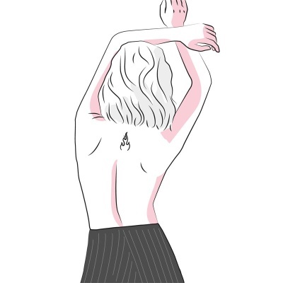 Desenho de mulher de costas com tatuagem e saia preta