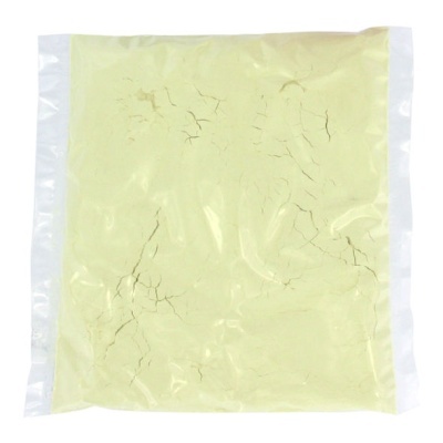 Pacote plástico transparente com pó amarelo claro