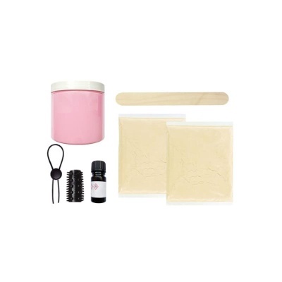Conjunto de frasco rosa, duas embalagens com pó, frasco pequeno com líquido, cilindro preto texturizado, suporte com corda e espátula de madeira.
