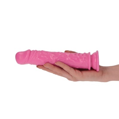 Dildo rosa detalhado segurado por uma mão.