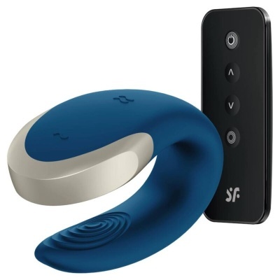 Dispositivo curvo azul e cinzento com comando preto de quatro botões