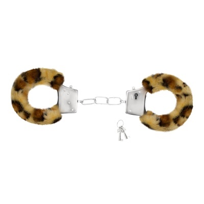 Algemas metálicas com interior revestido de pele sintética com padrão de leopardo e duas chaves penduradas.