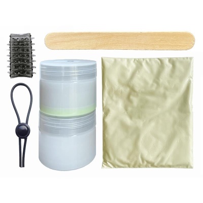 Conjunto de produtos para depilação com cera incluindo espátula de madeira, frascos plásticos, saco dourado, elástico e clipe preto