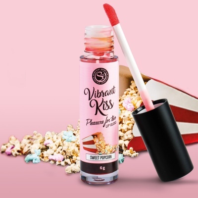 Frasco de lip gloss Vibrant Kiss rosa com tampa preta, texto e imagem de pipoca colorida, fundo cor de rosa