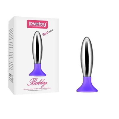Plug anal metálico prateado com base silicone roxa e caixa branca com texto