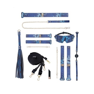 Conjunto de acessórios azuis com padrão cobra sobre fundo branco