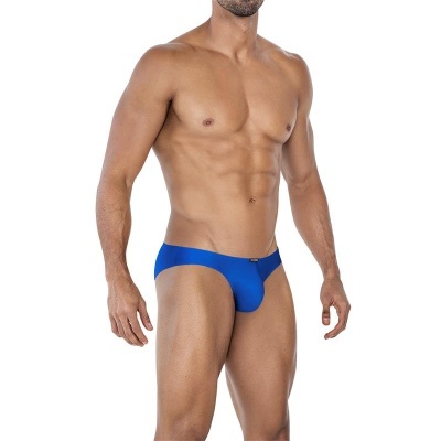 Homem musculado usando cueca fio dental azul
