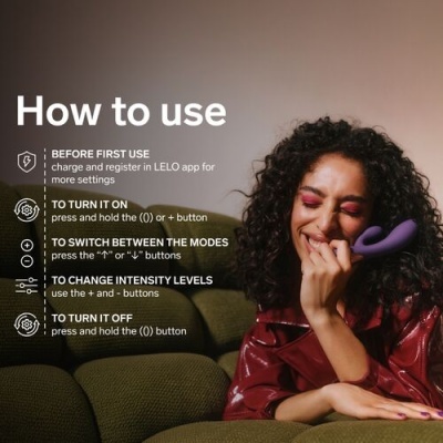 Texto de instruções de uso e mulher com dispositivo roxo e sofá verde