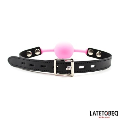 Coleira preta com fivela prateada e bola rosa silicone ao centro