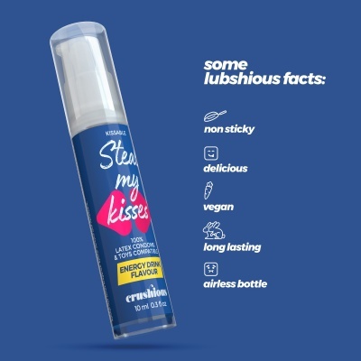 Frasco de plástico com rótulo azul e rosa, texto promocional ao lado em fundo azul