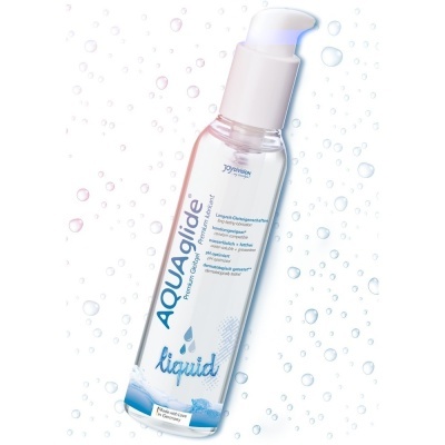 Frasco transparente com bomba de lubrificante AquaGlide liquid e gotas de água ao fundo