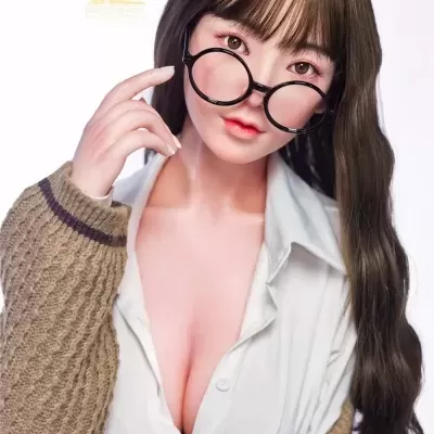 Boneca realista com óculos e camisola de malha
