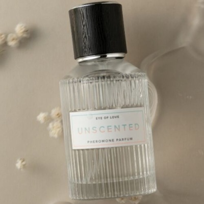 Frasco de perfume transparente com tampa preta e etiqueta branca