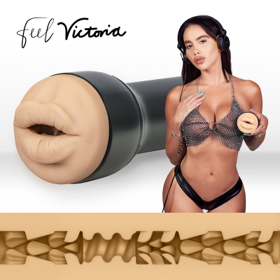 Dispositivo sexual masculino com textura interna e mulher com auscultadores e roupa preta brilhante