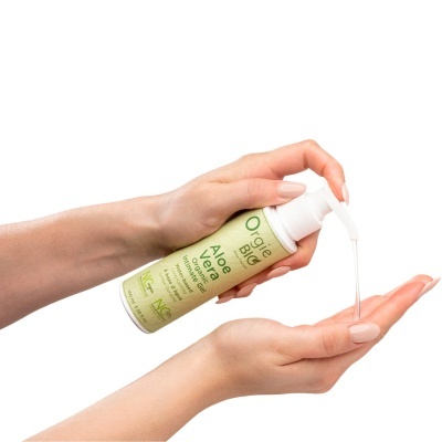 Gel íntimo orgânico Aloe Vera Orgie Bio com doseador a ser usado numa mão