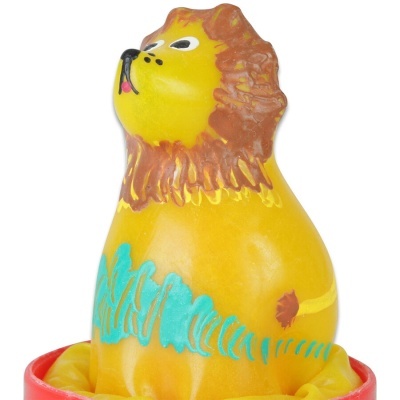 Brinquedo ou escultura de leão amarelo com detalhes castanhos, azuis e preto dentro de recipiente vermelho