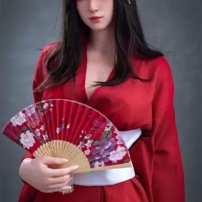 Boneca realista com quimono vermelho e leque floral