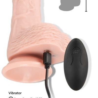 Vibrador cor de pele com textura e base de ventosa acompanhado por comando remoto preto e peça de silicone com botões