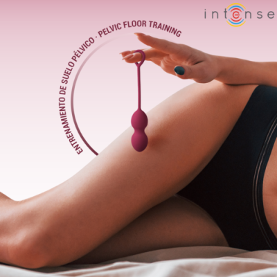 Dispositivo roxo para treino de pavimento pélvico na mão de mulher deitada