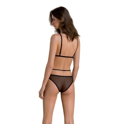 Mulher de costas com lingerie preta e fundo branco