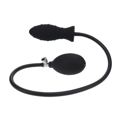 Dispositivo inflável preto com bomba e tubo flexível em fundo branco