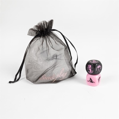 Dados preto e rosa com bolsa preta em fundo branco