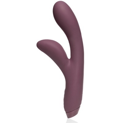 Vibrador roxo com duas pontas curvas em fundo branco