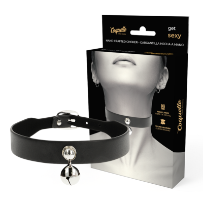 Choker preto de couro vegano com sino prateado e embalagem preta com imagem a preto e branco do colar no pescoço
