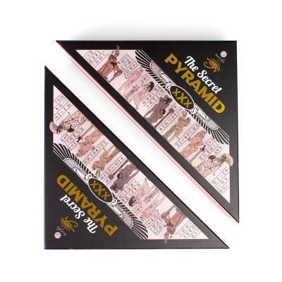 Embalagens triangulares pretas com ilustrações egípcias e texto amarelo The Secret PYRAMID XXX