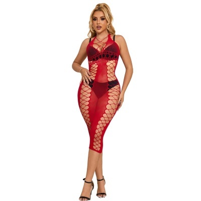 Vestido justo vermelho de malha larga com padrão em x e detalhes pretos.