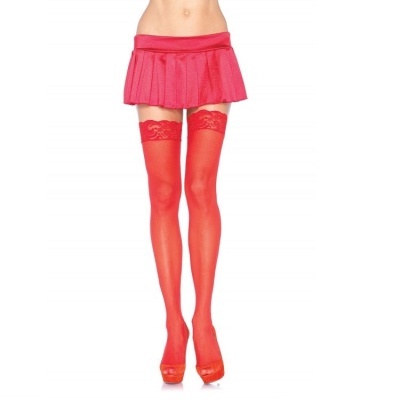 Meias vermelhas com liga em renda vestidas com saia curta plissada vermelha e sapatos de salto altos vermelhos