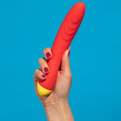 Vibrador vermelho com base amarela em fundo azul