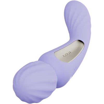 Dispositivo lilás curvado em silicone com detalhes ondulados e placa metálica gravada com LELO
