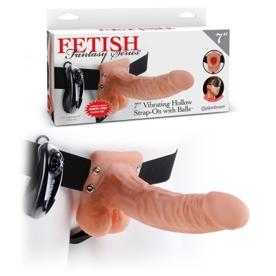 Strap-on vibratório cor pele com cinta preta e comando remoto, embalagem com texto Fetish Fantasy Series 7 Vibrating Hollow Strap-On with Balls.