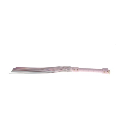 Chicote com tiras rosadas metálicas e cabo cor-de-rosa claro com ilhoses dourados