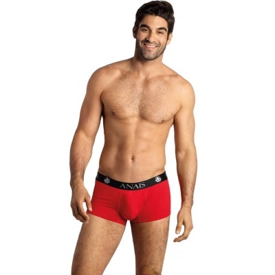 Homem a usar cuecas boxer vermelhas com cós preto ANAÍS em fundo branco