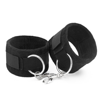 Algemas pretas com interior almofadado e fecho de velcro