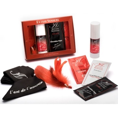 Conjunto Extase Sensuel com embalagens variadas, lenços pretos e pena vermelha