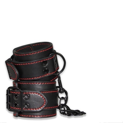 Algemas ou braceletes em couro preto com costuras vermelhas e correntes
