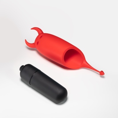 Dois dispositivos pequenos em plástico, um preto e um vermelho com cauda e chifres