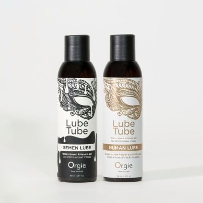 Dois frascos cilíndricos de gel íntimo com tampas pretas e rótulos decorativos em preto e branco e branco e dourado.