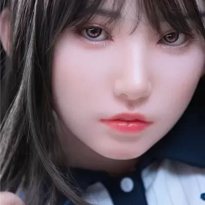 Rosto de boneca realista com cabelo castanho e camisa riscada